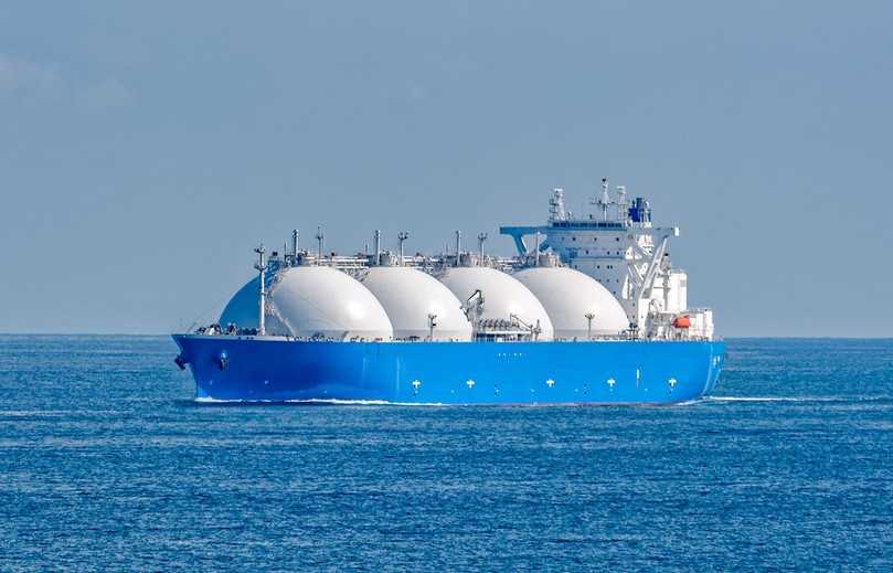 Erdgas wird an der Quelle mit Gasverflüssigungsanlagen zu LNG verflüssigt und mit Tankschiffen transportiert. | Foto: iStock / IgorSPb Erdgas wird an der Quelle mit Gasverflüssigungsanlagen zu LNG verflüssigt und mit Tankschiffen transportiert. | Foto: iStock / IgorSPb