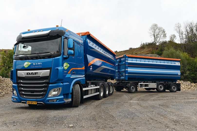 Wie ein Tatzelwurm schlängelt sich der Abrollkipper-Zug auf sieben Achsen sicher auf der Fahrbahn. Die gelenkte Nachlaufachse und kurzer Radstand des DAF XF480 FAW mit Tridem sorgen für hohe Wendigkeit. | Foto: Quatex Wie ein Tatzelwurm schlängelt sich der Abrollkipper-Zug auf sieben Achsen sicher auf der Fahrbahn. Die gelenkte Nachlaufachse und kurzer Radstand des DAF XF480 FAW mit Tridem sorgen für hohe Wendigkeit. | Foto: Quatex