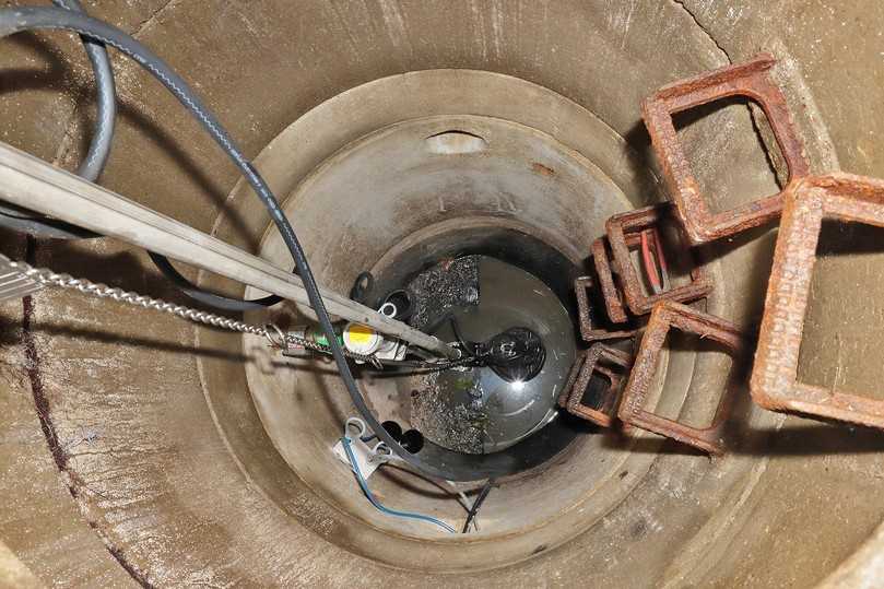 Schacht nach der Sanierung. Alle Komponenten aus Edelstahl und hochwertigem Kunststoff, samt neu überholter Pumpe. | Foto: Jung Pumpen Schacht nach der Sanierung. Alle Komponenten aus Edelstahl und hochwertigem Kunststoff, samt neu überholter Pumpe. | Foto: Jung Pumpen
