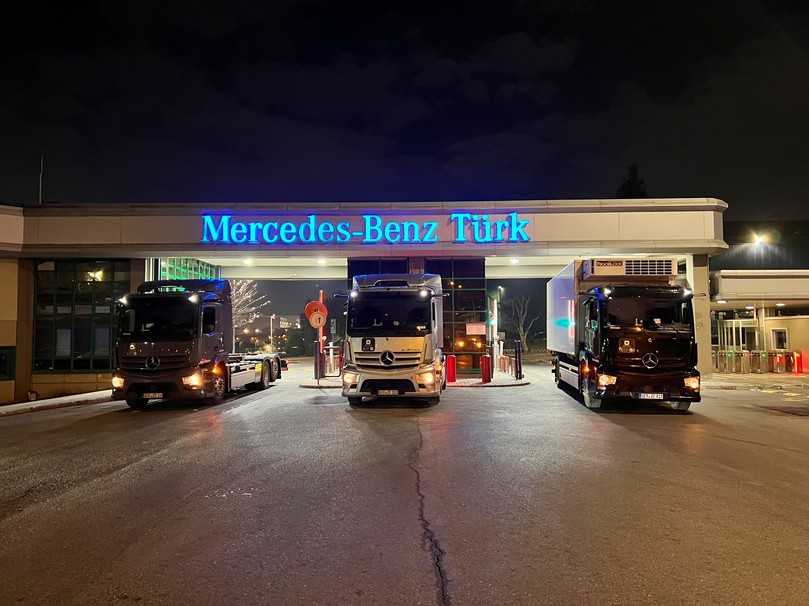In Begleitung von zwei eActros-Fahrgestellvarianten erreichte die Mercedes-Sattelzugmaschine mit Elektroantrieb wohlbehalten ihr Ziel. | Foto: Daimler Truck In Begleitung von zwei eActros-Fahrgestellvarianten erreichte die Mercedes-Sattelzugmaschine mit Elektroantrieb wohlbehalten ihr Ziel. | Foto: Daimler Truck