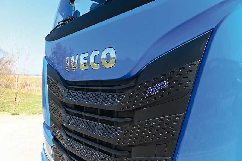 Der Zusatz „NP“ für Natural Power am Kühlergrill zeigt an, dass der Iveco S-Way mit Erd- oder Biogas fährt. | Foto: Quatex Der Zusatz „NP“ für Natural Power am Kühlergrill zeigt an, dass der Iveco S-Way mit Erd- oder Biogas fährt. | Foto: Quatex