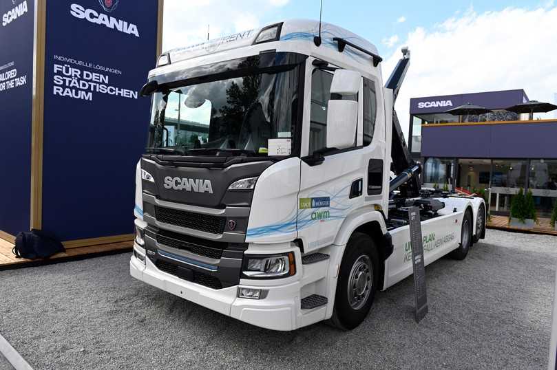 Den Meiller-Hakenabrollkipper RS21 hat Scania auf das vollelektrische 25P BEV-Fahrgestell mit elektrisch gelenkter Nachlaufachse aufgebaut. | Foto: Quatex Den Meiller-Hakenabrollkipper RS21 hat Scania auf das vollelektrische 25P BEV-Fahrgestell mit elektrisch gelenkter Nachlaufachse aufgebaut. | Foto: Quatex