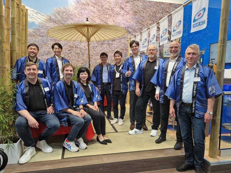 Die Messe-Crew des Ausstellers Tsurumi gab sich traditionell: Der japanische Hersteller gilt im Bausektor bereits als Weltmarkführer - und ist im Abwasserbereich auf dem Sprung dorthin | Foto: Tsurumi Die Messe-Crew des Ausstellers Tsurumi gab sich traditionell: Der japanische Hersteller gilt im Bausektor bereits als Weltmarkführer - und ist im Abwasserbereich auf dem Sprung dorthin | Foto: Tsurumi