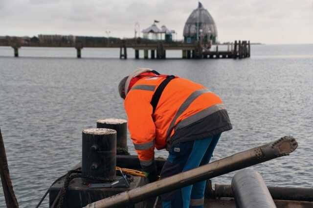 Nach 396 m wird der Bohrkopf von den Tauchern geborgen und muss nun gegen den Backreamer ausgetauscht werden. Nach 396 m wird der Bohrkopf von den Tauchern geborgen und muss nun gegen den Backreamer ausgetauscht werden.