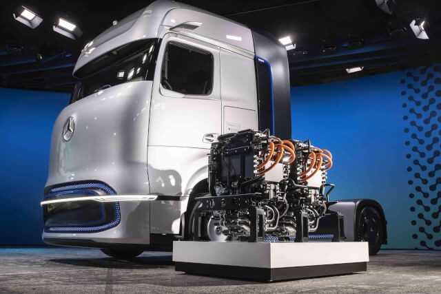 Die Brennstoffzelle hat die Größe eines heutigen Dieselmotors und versorgt im Konzeptfahrzeug zwei Elektromotoren mit je 230 kW Dauerleistung mit Strom. Die Brennstoffzelle hat die Größe eines heutigen Dieselmotors und versorgt im Konzeptfahrzeug zwei Elektromotoren mit je 230 kW Dauerleistung mit Strom.