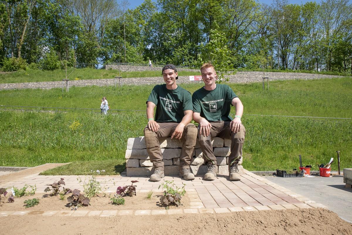 8 - Die Cup-Sieger Niedersachsen-Bremen, Lennert (l.) und Thies Herrmann, in ihrem Mustergarten. | Foto: Christian Habel