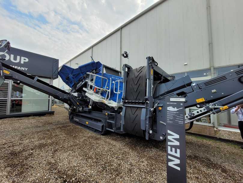 Messeneuheit bei Wirtgen: die Mobiscreen MSS 502i EVO lässt sich rein elektrisch betreiben, wiegt zwischen 26.500 und 33.500 kg und kann 350 t/h Material aufbereiten. | Foto: bb Messeneuheit bei Wirtgen: die Mobiscreen MSS 502i EVO lässt sich rein elektrisch betreiben, wiegt zwischen 26.500 und 33.500 kg und kann 350 t/h Material aufbereiten. | Foto: bb