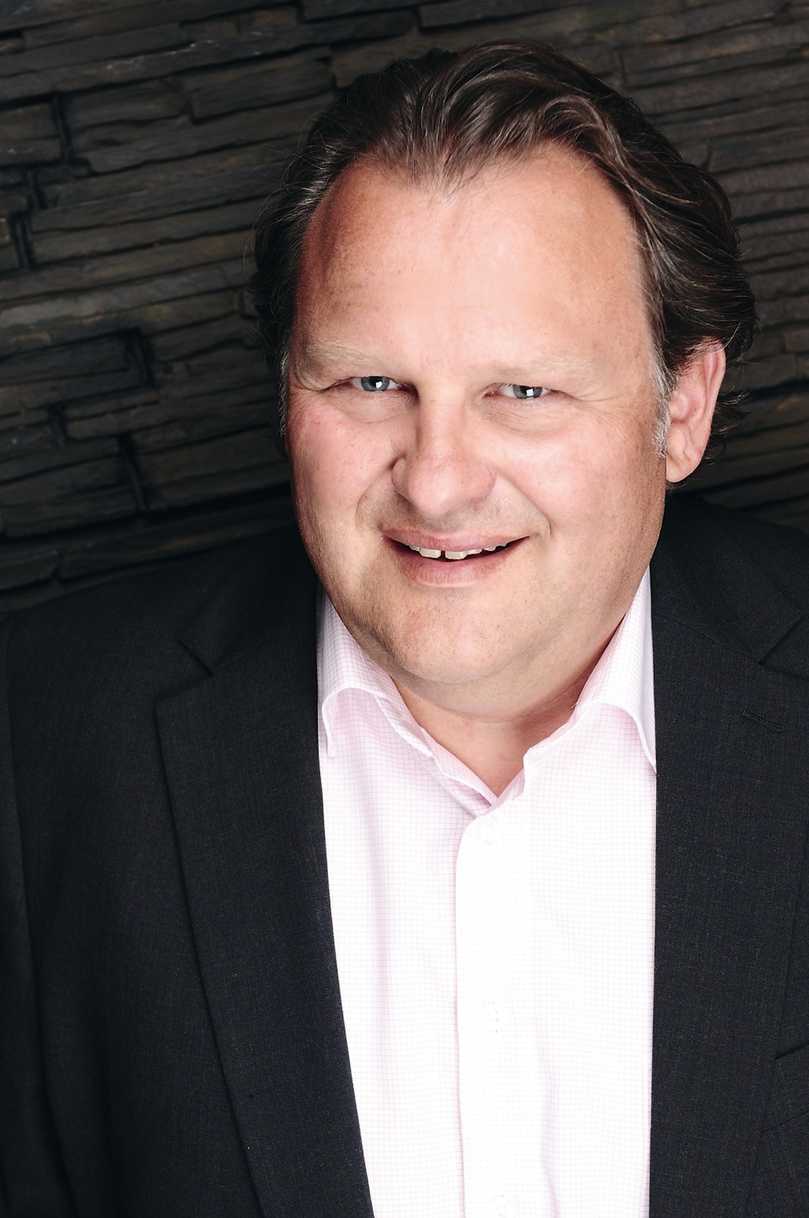 Dipl.-Ing. (FH) Bernd Burgetsmeier ist Öffentlich bestellter und vereidigter Sachverständiger im Straßenbau, Fachbereich Pflasterbau. Er ist Mitglied im Arbeitsausschuss 6.6 „Pflaster und Plattenbeläge“ der Forschungsgesellschaft für Straßen- und Verkehrswesen (FGSV), im Kooperationsprojekt des Betonverbandes Straße, Landschaft, Garten (SLG) „Beurteilungsgrundlagen für die optische Bewertung von Flächen aus Betonpflastersteinen und -platten“ sowie vieler weiterer Arbeitsausschüsse- und kreise zum Thema Pflasterbau. | Foto: Burgetsmeier Dipl.-Ing. (FH) Bernd Burgetsmeier ist Öffentlich bestellter und vereidigter Sachverständiger im Straßenbau, Fachbereich Pflasterbau. Er ist Mitglied im Arbeitsausschuss 6.6 „Pflaster und Plattenbeläge“ der Forschungsgesellschaft für Straßen- und Verkehrswesen (FGSV), im Kooperationsprojekt des Betonverbandes Straße, Landschaft, Garten (SLG) „Beurteilungsgrundlagen für die optische Bewertung von Flächen aus Betonpflastersteinen und -platten“ sowie vieler weiterer Arbeitsausschüsse- und kreise zum Thema Pflasterbau. | Foto: Burgetsmeier