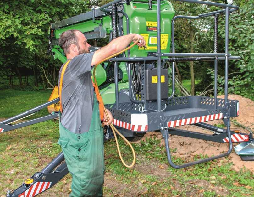 Über den Wasser-/Druckluftschlauch zum Arbeitskorb lässt sich die Maschine reinigen. | Foto: B_I Bauer Über den Wasser-/Druckluftschlauch zum Arbeitskorb lässt sich die Maschine reinigen. | Foto: B_I Bauer