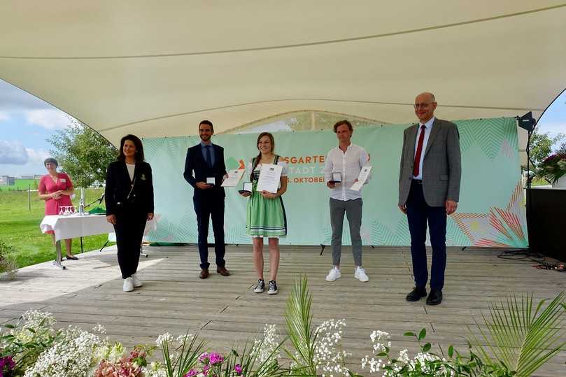 Preisträger Fachrichtung Baumschule: (v.l.) Staatsministerin Michaela Kaniber, Kai-Uwe Wesenbeck, Melissa Bachmann, Jakob Ulmer und Michael Kutter, Vorsitzender des Bundes deutscher Baumschulen, Landesverband Bayern. | Foto: B_I Bauer Preisträger Fachrichtung Baumschule: (v.l.) Staatsministerin Michaela Kaniber, Kai-Uwe Wesenbeck, Melissa Bachmann, Jakob Ulmer und Michael Kutter, Vorsitzender des Bundes deutscher Baumschulen, Landesverband Bayern. | Foto: B_I Bauer