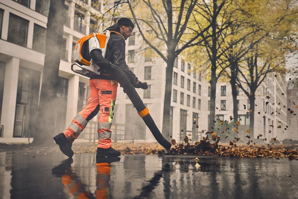Soll selbst nasses, schweres Herbstlaub schnell entfernen: Blasgerät BRA 600 hat eine Luftgeschwindigkeit von 113 m/s. | Foto: Stihl