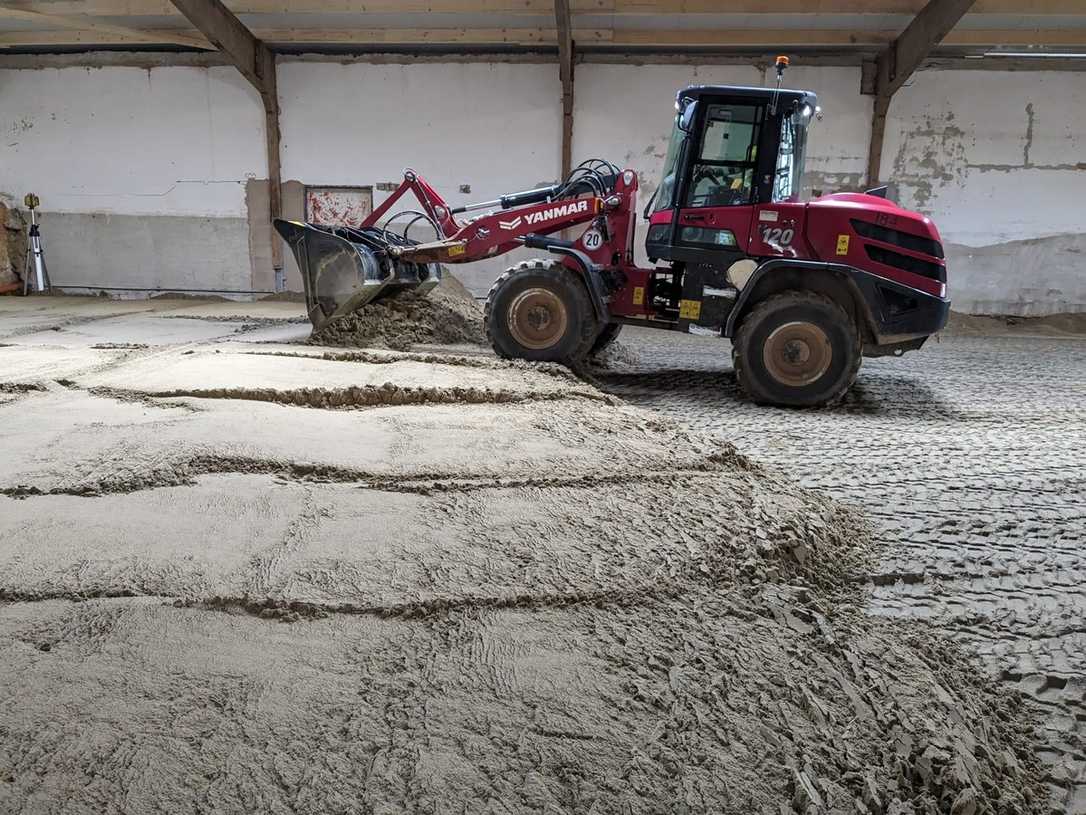 Reitplatz bauen mit einem Yanmar CE-Radladers V120 Reitplatz bauen mit einem Yanmar CE-Radladers V120