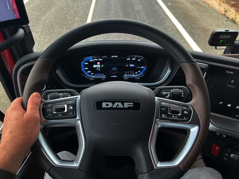 Das Cockpit im DAF XG+ besticht durch ein volldigitales, 12“ großes Farbdisplay mit übersichtlichen Anzeigen. | Foto: QUATEX Das Cockpit im DAF XG+ besticht durch ein volldigitales, 12“ großes Farbdisplay mit übersichtlichen Anzeigen. | Foto: QUATEX