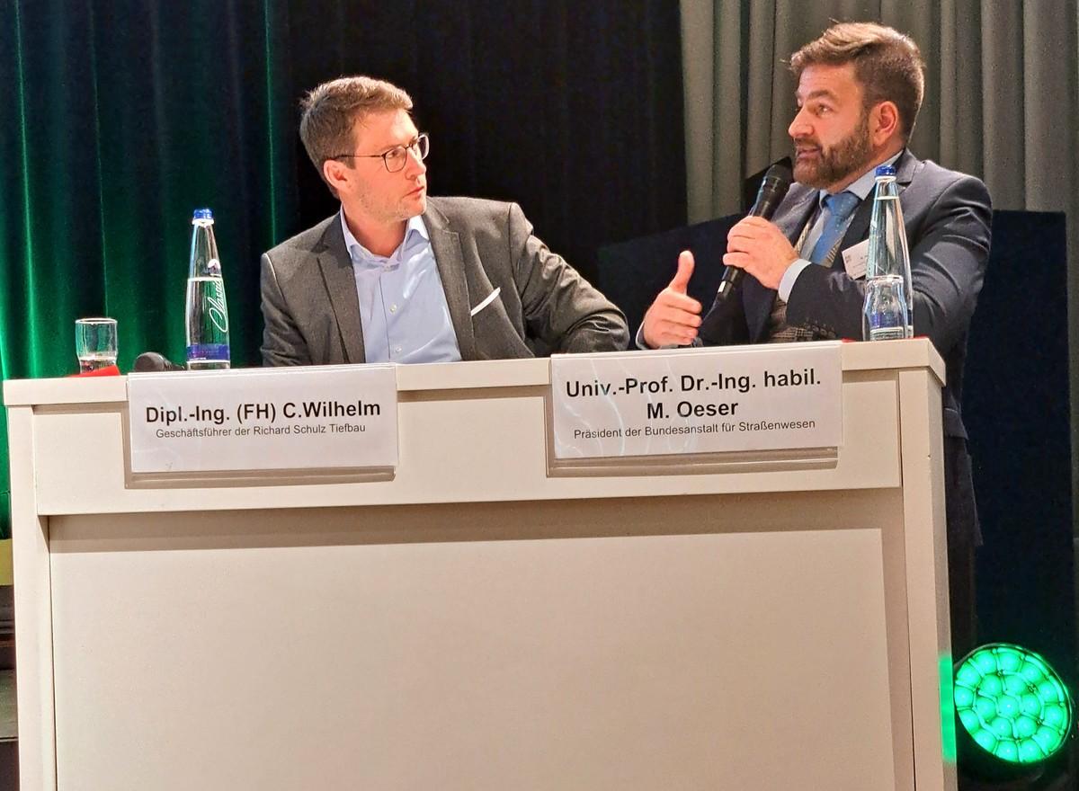 Podiumsdiskussion „Asphaltstraßenbau 2030“ (v.l.n.r.): Christian Wilhelm (Geschäftsführer Richard Schulz Tiefbau), Prof. Markus Oeser (Präsident BASt) | Foto: DAV