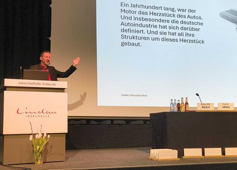 „Wir sind nicht gemacht fürs Stillstehen“, sagte Andreas Hentschel in seinem kurzweiligen Impulsvortrag „Immer in Bewegung bleiben: Perspektiven für die Mobilität der Zukunft“. | Foto: B_I/Valdix „Wir sind nicht gemacht fürs Stillstehen“, sagte Andreas Hentschel in seinem kurzweiligen Impulsvortrag „Immer in Bewegung bleiben: Perspektiven für die Mobilität der Zukunft“. | Foto: B_I/Valdix