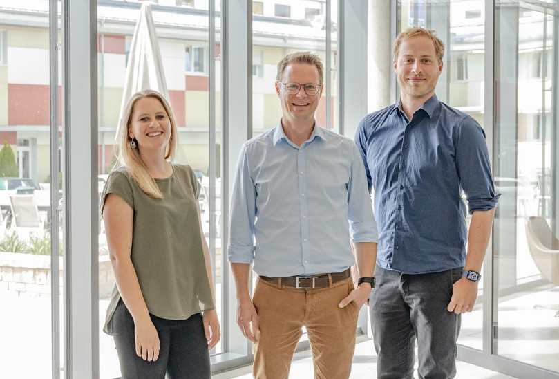 Dreier-Team der Lamilux Business Unit Building and Construction (v.l.): Marketing-Referentin Michaela Böhm, Geschäftsbereichsleiter Alexander Hoier und Projektmanager Axel Gläsel | Foto: Lamilux Dreier-Team der Lamilux Business Unit Building and Construction (v.l.): Marketing-Referentin Michaela Böhm, Geschäftsbereichsleiter Alexander Hoier und Projektmanager Axel Gläsel | Foto: Lamilux