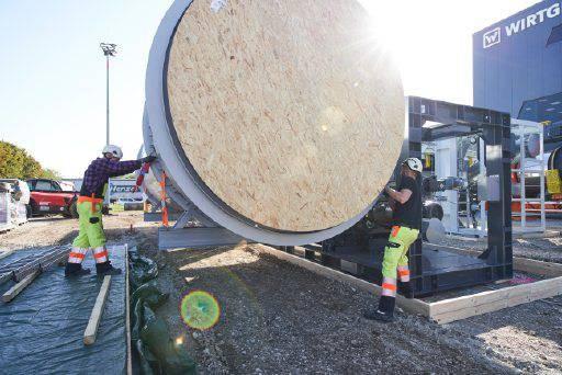 Harte Arbeit am Stand der Wirtgen Group: Auch hier sind richtig große Teile zu positionieren und montieren. | Foto: Messe München