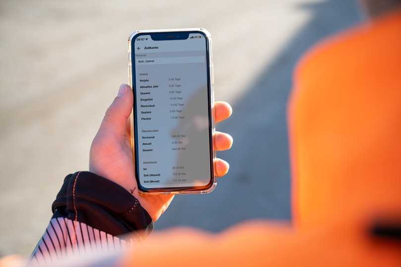 Auf dem Smartphone sehen die Mitarbeiter ihre Zeiten und Urlaubstage. | Foto: 123erfasst Auf dem Smartphone sehen die Mitarbeiter ihre Zeiten und Urlaubstage. | Foto: 123erfasst