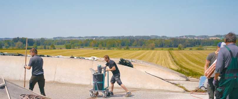 Die fertige Mischung wird dank der Luftreifen kräfteschonend zum Verarbeitungsort gefahren. | Foto: Collomix Die fertige Mischung wird dank der Luftreifen kräfteschonend zum Verarbeitungsort gefahren. | Foto: Collomix