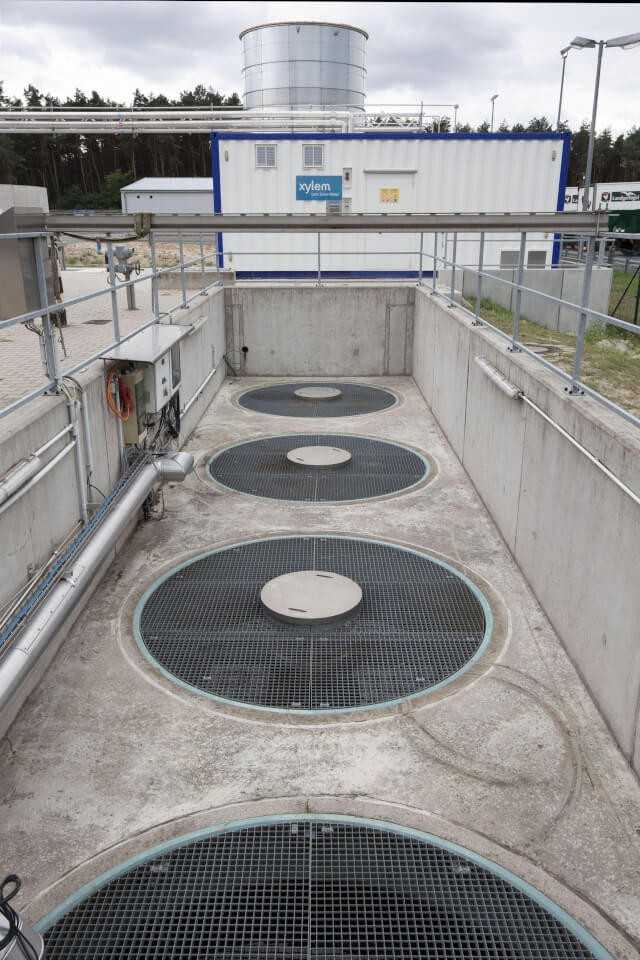 Die nachgelagerte Sandfiltration reinigt das Abwasser weiter: Nach dieser Stufe liegen alle Messwerte unter den vorgeschrie- benen Richtwerten.| Fotos: Thomas Lerch / Xylem Die nachgelagerte Sandfiltration reinigt das Abwasser weiter: Nach dieser Stufe liegen alle Messwerte unter den vorgeschrie- benen Richtwerten.| Fotos: Thomas Lerch / Xylem