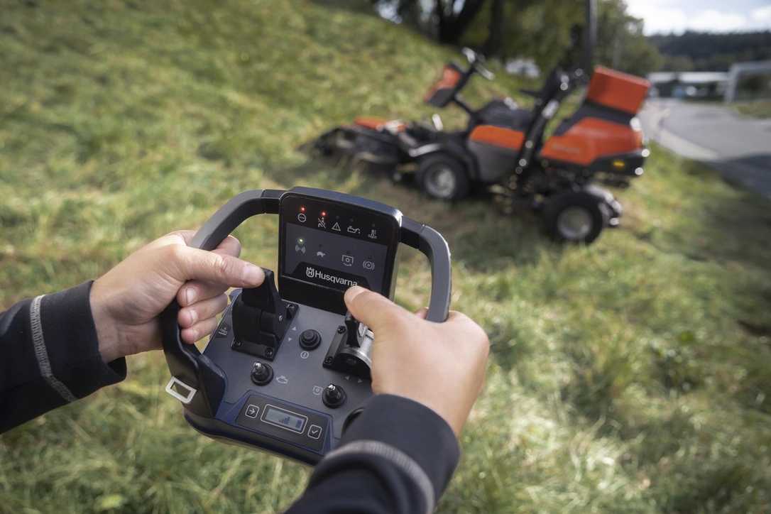 Husqvarna: Neuer Aufsitzmäher mit Fernsteuerung für Profis Husqvarna: Neuer Aufsitzmäher mit Fernsteuerung für Profis
