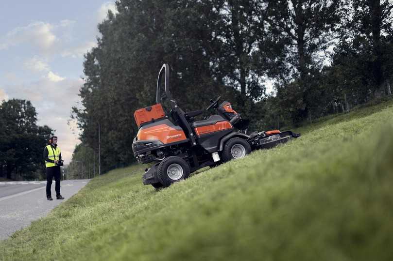 Es gibt neun weitere Anbaugeräte unter anderem für die Boden- und Rasenpflege, Reinigung, Schneeräumung oder zum Abschleppen. | Foto: Husqvarna Es gibt neun weitere Anbaugeräte unter anderem für die Boden- und Rasenpflege, Reinigung, Schneeräumung oder zum Abschleppen. | Foto: Husqvarna