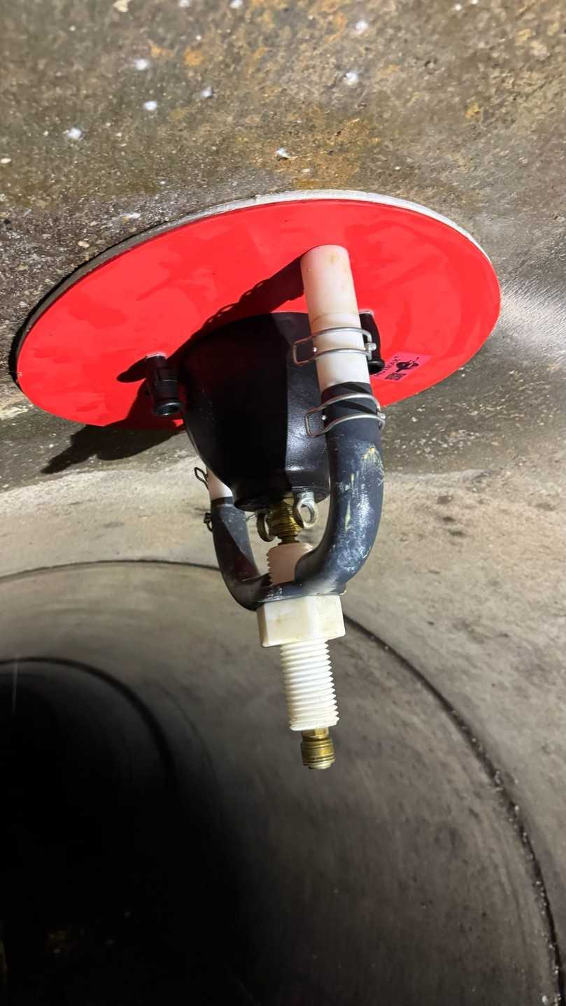 Das Hutmaxinject-System besteht aus einem Verpressschild, einer Verspannvorrichtung und einer Verpressblase. | Foto: Kanaltechnik Schuster Das Hutmaxinject-System besteht aus einem Verpressschild, einer Verspannvorrichtung und einer Verpressblase. | Foto: Kanaltechnik Schuster