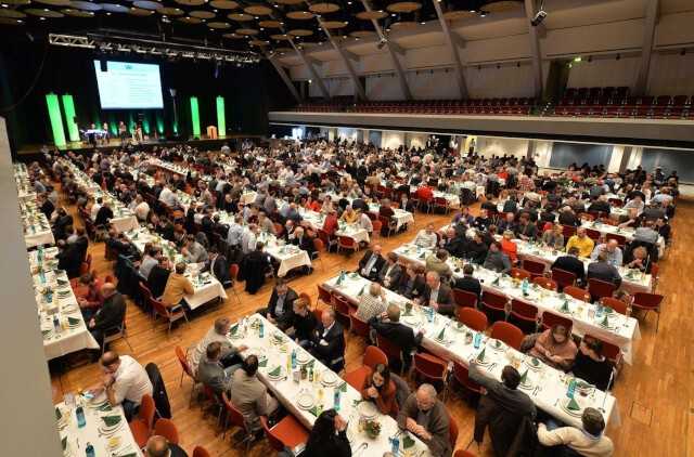 …und diesmal in den Weser-Ems-Hallen, knapp 4 km von der Jade-Hochschule entfernt (im Bild: der traditionelle „Ollnburger Gröönkohlabend“). | Foto: iro/Hauke-Christian Dittrich …und diesmal in den Weser-Ems-Hallen, knapp 4 km von der Jade-Hochschule entfernt (im Bild: der traditionelle „Ollnburger Gröönkohlabend“). | Foto: iro/Hauke-Christian Dittrich