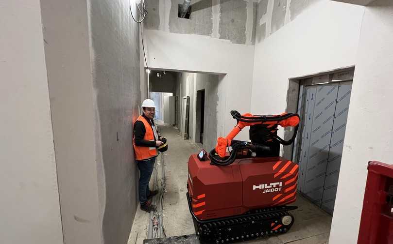 Christopher Frietsch im Neubau des KSC-Stadions: Der Jaibot lässt sich einfach verfahren und passt problemlos in den Fahrstuhl. | Foto: Hilti Deutschland AG Christopher Frietsch im Neubau des KSC-Stadions: Der Jaibot lässt sich einfach verfahren und passt problemlos in den Fahrstuhl. | Foto: Hilti Deutschland AG