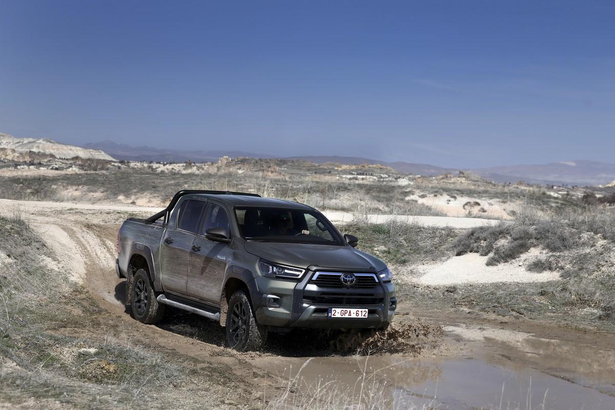 Den Toyota Hilux Mild-Hybrid mit 48-V-Technik wird es ausschließlich als Doppelkabine mit 1,55 m langer Ladefläche geben. | Foto: Toyota