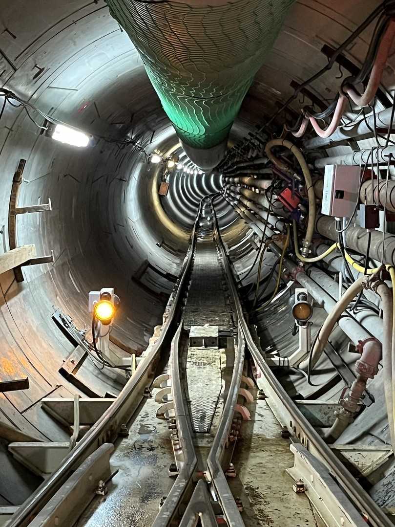 Ein Blick in den neu entstandenen Tunnel mit den Versorgungsleitungen | Foto: 50Hertz Ein Blick in den neu entstandenen Tunnel mit den Versorgungsleitungen | Foto: 50Hertz