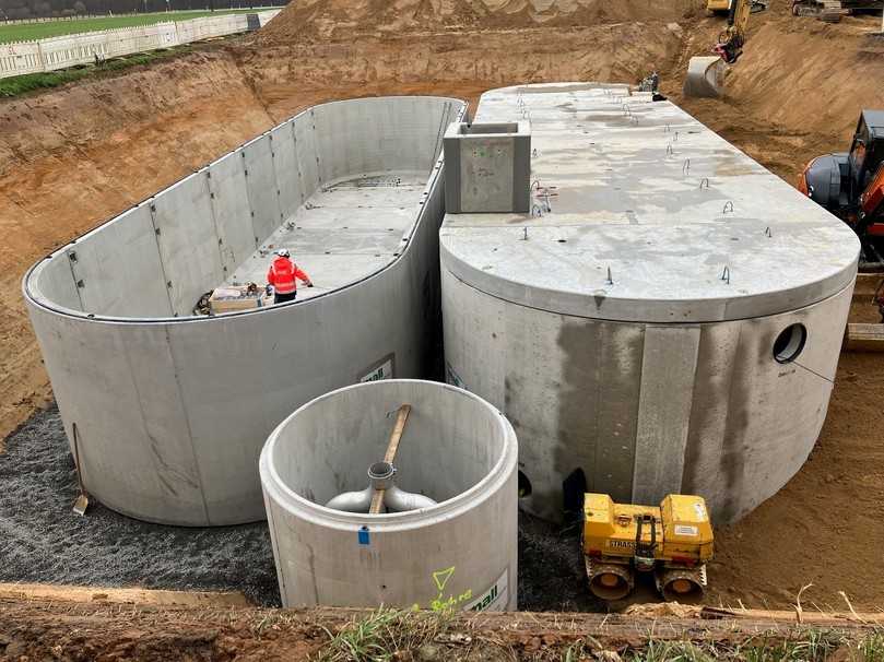 Für ein Neubaugebiet im südhessischen Groß-Umstadt war der vorhandene Kanal zu klein. Deshalb sammeln zwei Rückhaltebecken den Regen und geben ihn über ein Drosselbauwerk dosiert ab. | Foto: Mall Für ein Neubaugebiet im südhessischen Groß-Umstadt war der vorhandene Kanal zu klein. Deshalb sammeln zwei Rückhaltebecken den Regen und geben ihn über ein Drosselbauwerk dosiert ab. | Foto: Mall
