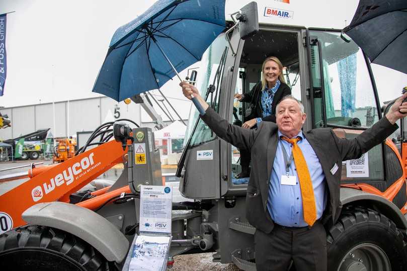 Einen Regenschirm braucht Ronald Figiel von der Van-der-Wehl-Gruppe in diesem Jahr wohl nicht auf der Nordbau - Messebesucher können sich über das Spätsommerhoch freuen. | Foto: Nordbau/SixConcept Einen Regenschirm braucht Ronald Figiel von der Van-der-Wehl-Gruppe in diesem Jahr wohl nicht auf der Nordbau - Messebesucher können sich über das Spätsommerhoch freuen. | Foto: Nordbau/SixConcept