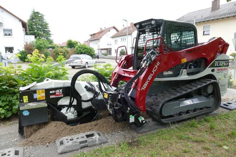 Der Kompaktlader TL 12 V2 mit Schnellwechselsystem für verschiedene Anwendungen – hier mit einer Grabenfräse im Einsatz. | Foto: Schäfer Der Kompaktlader TL 12 V2 mit Schnellwechselsystem für verschiedene Anwendungen – hier mit einer Grabenfräse im Einsatz. | Foto: Schäfer