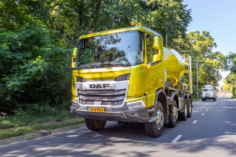 DAF XDC, der "Urenkel" vorn und sein "Urgroßvater" dahinter - zwei Betonmischer auf Tour rund um Eindhoven. | Foto: Bart Lijten DAF XDC, der "Urenkel" vorn und sein "Urgroßvater" dahinter - zwei Betonmischer auf Tour rund um Eindhoven. | Foto: Bart Lijten