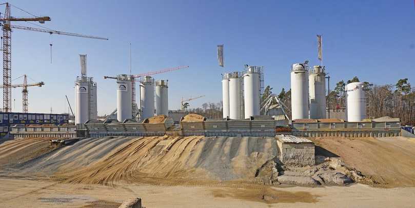 Insgesamt rund 650 Tonnen Gestein lagern in jeweils 8 Körnungen im Gesteinslager der Doppelanlage. | Foto: SBM Mineral Processing Insgesamt rund 650 Tonnen Gestein lagern in jeweils 8 Körnungen im Gesteinslager der Doppelanlage. | Foto: SBM Mineral Processing