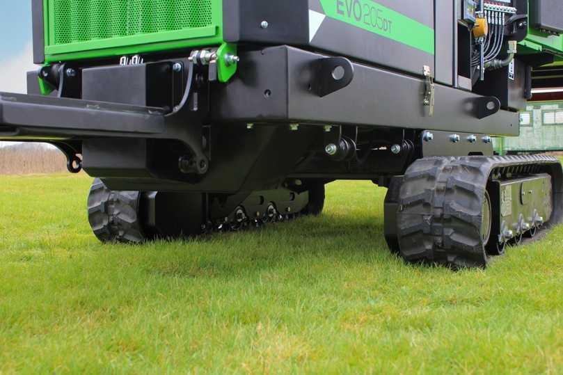 Zwei unabhängig angetriebene Raupenfahrwerke und das feste Track-System von GreenMech bewegen den EVO 205DT im Gelände sicher vorwärts | Foto: Greenmech Zwei unabhängig angetriebene Raupenfahrwerke und das feste Track-System von GreenMech bewegen den EVO 205DT im Gelände sicher vorwärts | Foto: Greenmech