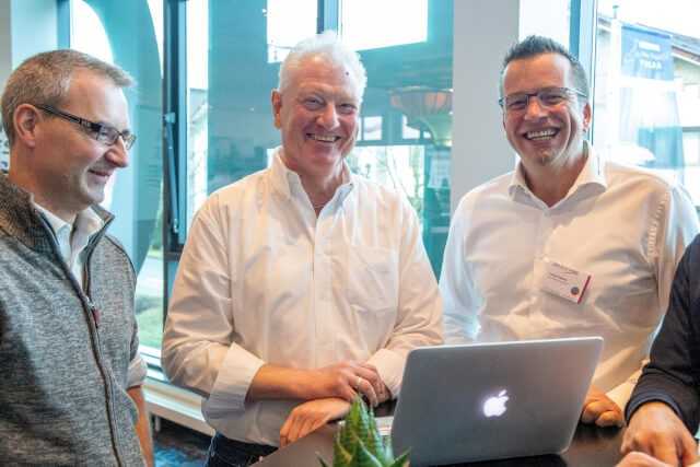 Reden und Spaß haben: Beim Partnertreffen von Einer.Alles.Sauber. in Fulda diskutiert Bauunternehmer Oliver Ulrich (Mitte) mit den Partnern Lothar Maier (rechts) und Volker Spenninger (links). Reden und Spaß haben: Beim Partnertreffen von Einer.Alles.Sauber. in Fulda diskutiert Bauunternehmer Oliver Ulrich (Mitte) mit den Partnern Lothar Maier (rechts) und Volker Spenninger (links).
