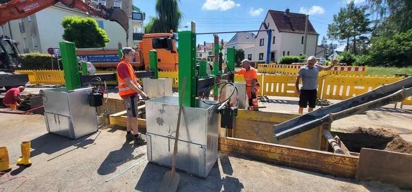 Fünf Verbauboxen und drei Rohrverlegehilfen im Einsatz. | Foto: Hauser Service Fünf Verbauboxen und drei Rohrverlegehilfen im Einsatz. | Foto: Hauser Service