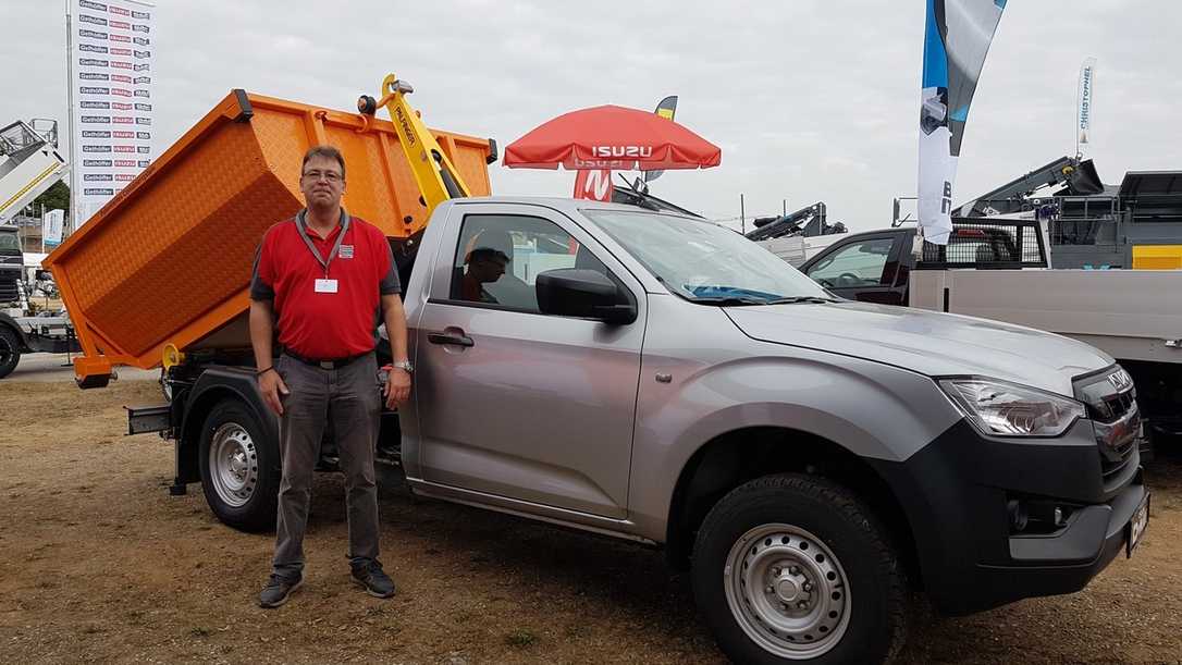 Isuzu D-Max mit Hakenabsetzer auf der Nordbau Isuzu D-Max mit Hakenabsetzer auf der Nordbau