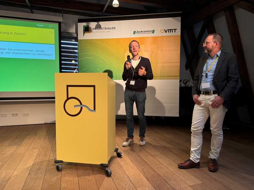 Microtunneling in Diensten der Energiewende: Guido Meier (r.) und David Füllemann berichteten über einen Rohrvortrieb in Zürich im Rahmen des Projektes ewz Cool City zur klimaschonenden Wärme- und Kälteversorgung aus dem Wasser des Zürichsee. | Foto: VMT Microtunneling in Diensten der Energiewende: Guido Meier (r.) und David Füllemann berichteten über einen Rohrvortrieb in Zürich im Rahmen des Projektes ewz Cool City zur klimaschonenden Wärme- und Kälteversorgung aus dem Wasser des Zürichsee. | Foto: VMT