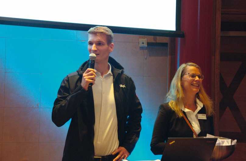 Geschäftsführer Dorian Hunger und Vertriebsleiterin Janina Galinski bei der Begrüßung | Foto: B_I/Valdix Geschäftsführer Dorian Hunger und Vertriebsleiterin Janina Galinski bei der Begrüßung | Foto: B_I/Valdix