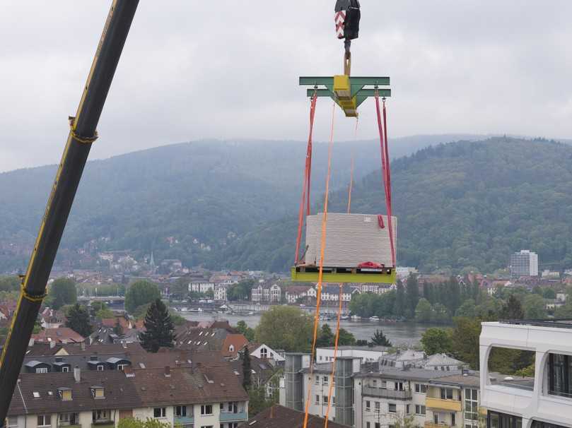 Eine Herausforderung bestand darin, die schweren Freiraum-Elemente in den Innenhof zu transportieren. Sie mussten mit einem Autokran über sechs Stockwerke gehoben werden. | Foto: Heidelberg Materials/Christian Buck Eine Herausforderung bestand darin, die schweren Freiraum-Elemente in den Innenhof zu transportieren. Sie mussten mit einem Autokran über sechs Stockwerke gehoben werden. | Foto: Heidelberg Materials/Christian Buck