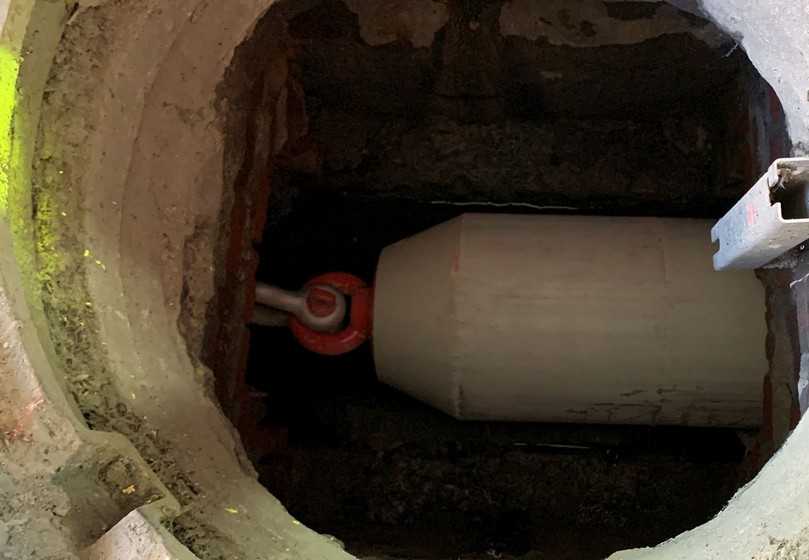 Auf den Rohrstrang wurde einseitig ein Zugkopf aufgeschweißt, über den das gesamte Rohr mit einer Zugkraft von bis zu 60 Tonnen eingezogen wurde. | Foto: Sanierungstechnik Dommel Auf den Rohrstrang wurde einseitig ein Zugkopf aufgeschweißt, über den das gesamte Rohr mit einer Zugkraft von bis zu 60 Tonnen eingezogen wurde. | Foto: Sanierungstechnik Dommel