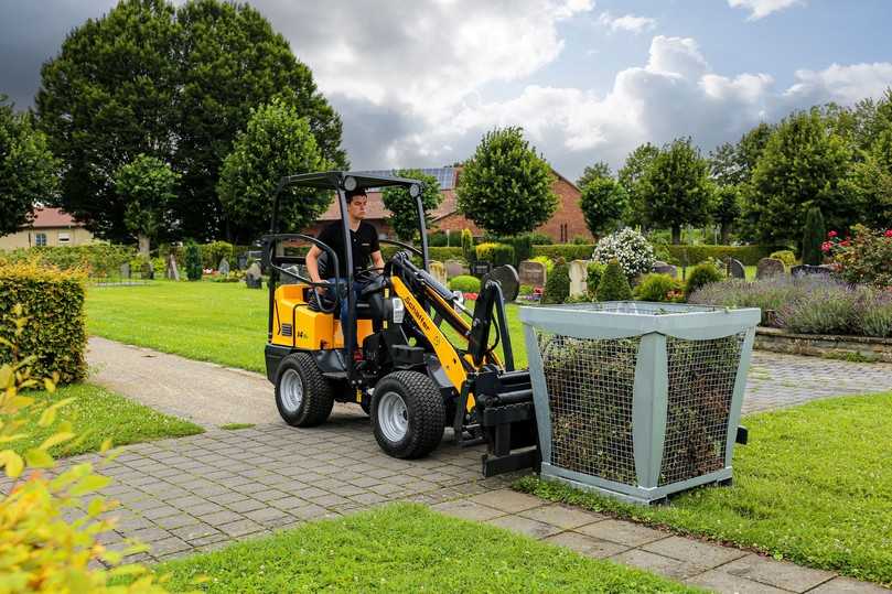 Der E-Lader eignet sich auch für Einsätze auf Friedhöfen. | Foto: Schäffer Der E-Lader eignet sich auch für Einsätze auf Friedhöfen. | Foto: Schäffer