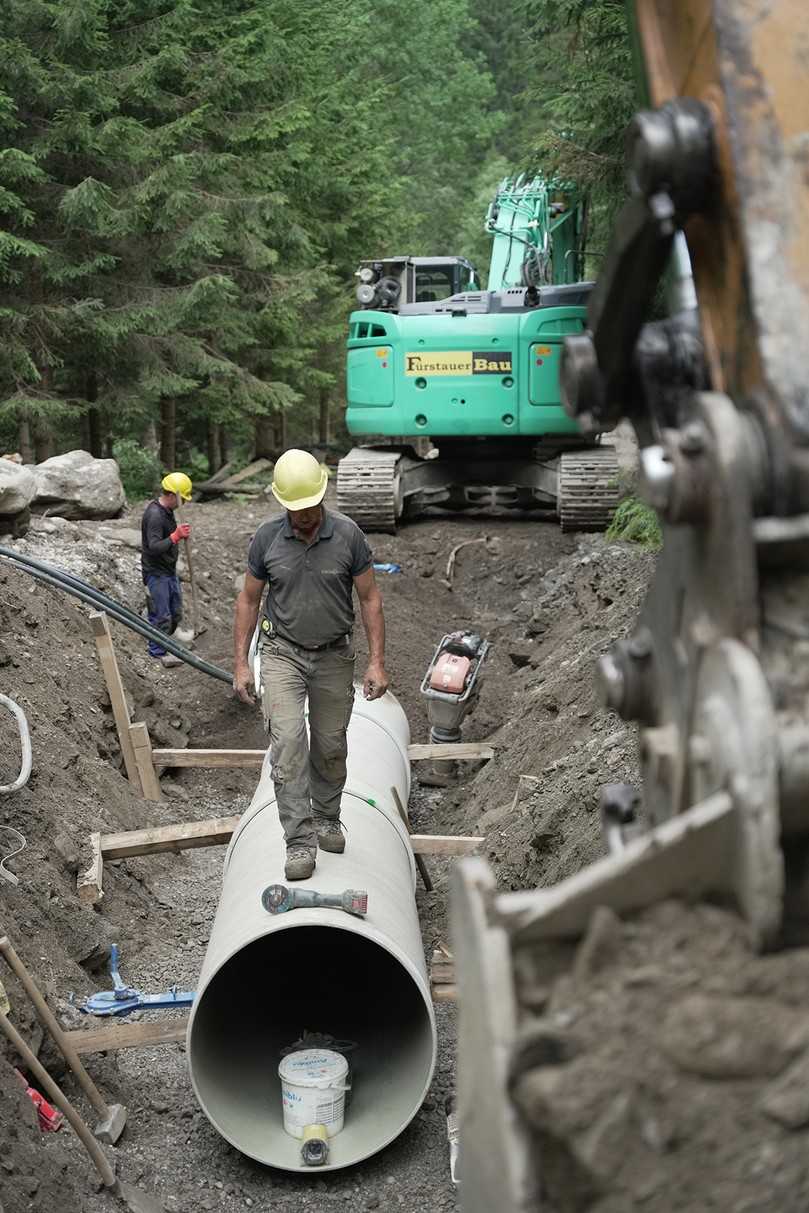 Durch die neue GFK-Druckrohrleitung fließt das Wasser des Lamnitzbaches abwärts Richtung Krafthaus. Pro Jahr sollen so per Wasserkraft rund 2,8 Millionen Kilowattstunden grüner Strom erzeugt werden, genug für ca. 800 Kärntner Haushalte. | Foto: Amiblu Durch die neue GFK-Druckrohrleitung fließt das Wasser des Lamnitzbaches abwärts Richtung Krafthaus. Pro Jahr sollen so per Wasserkraft rund 2,8 Millionen Kilowattstunden grüner Strom erzeugt werden, genug für ca. 800 Kärntner Haushalte. | Foto: Amiblu