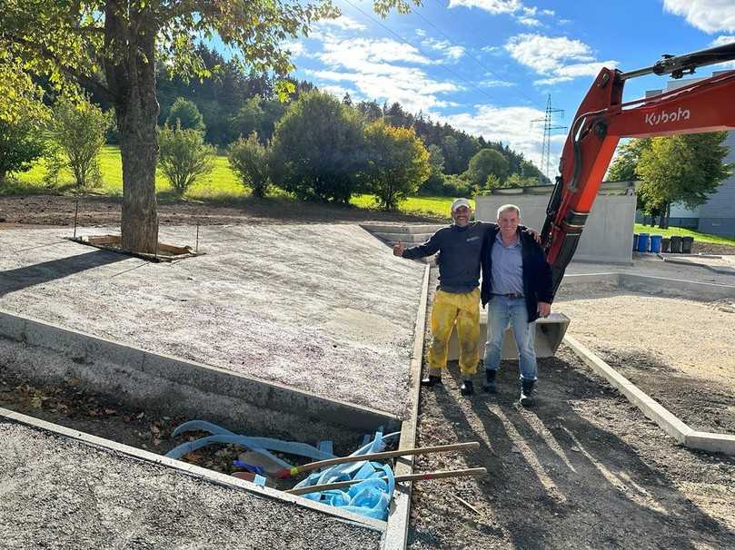Schoeppler gestaltete die Außenanlagen – Facharbeiter David Reyes (l.) und Maschinist Viktor Meier. | Foto: Storz Schoeppler gestaltete die Außenanlagen – Facharbeiter David Reyes (l.) und Maschinist Viktor Meier. | Foto: Storz