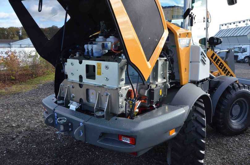 Unter der Haube des L 507 E sitzt das Akkupaket mit 32 kWh Kapazität. Darüber hat Liebherr noch Platz für eine zweite Batterie mit derselben Kapazität gelassen. | Foto: B_I MEDIEN/H. Stellmach Unter der Haube des L 507 E sitzt das Akkupaket mit 32 kWh Kapazität. Darüber hat Liebherr noch Platz für eine zweite Batterie mit derselben Kapazität gelassen. | Foto: B_I MEDIEN/H. Stellmach