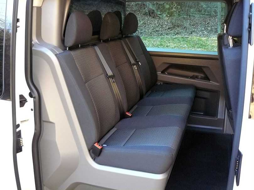 Das „Plus“ vom Kastenwagen Plus: Zweite Reihe mit gut ausgeformter Dreier-Sitzbank und Ablagen. | Foto: Volkswagen Das „Plus“ vom Kastenwagen Plus: Zweite Reihe mit gut ausgeformter Dreier-Sitzbank und Ablagen. | Foto: Volkswagen