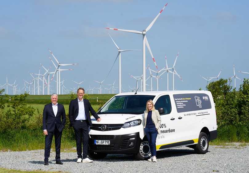 Andreas Kunkat (links), Leiter Großkunden Stellantis Deutschland, übergibt im Beisein von Julia Carstens (rechts), schleswig-holsteinische Staatssekretärin für Wirtschaft, Verkehr, Arbeit, Technologie und Tourismus, den Opel Vivaro-e Hydrogen an GP Joule Service-Chef Helge Feddersen (Mitte). | Foto: Opel Andreas Kunkat (links), Leiter Großkunden Stellantis Deutschland, übergibt im Beisein von Julia Carstens (rechts), schleswig-holsteinische Staatssekretärin für Wirtschaft, Verkehr, Arbeit, Technologie und Tourismus, den Opel Vivaro-e Hydrogen an GP Joule Service-Chef Helge Feddersen (Mitte). | Foto: Opel